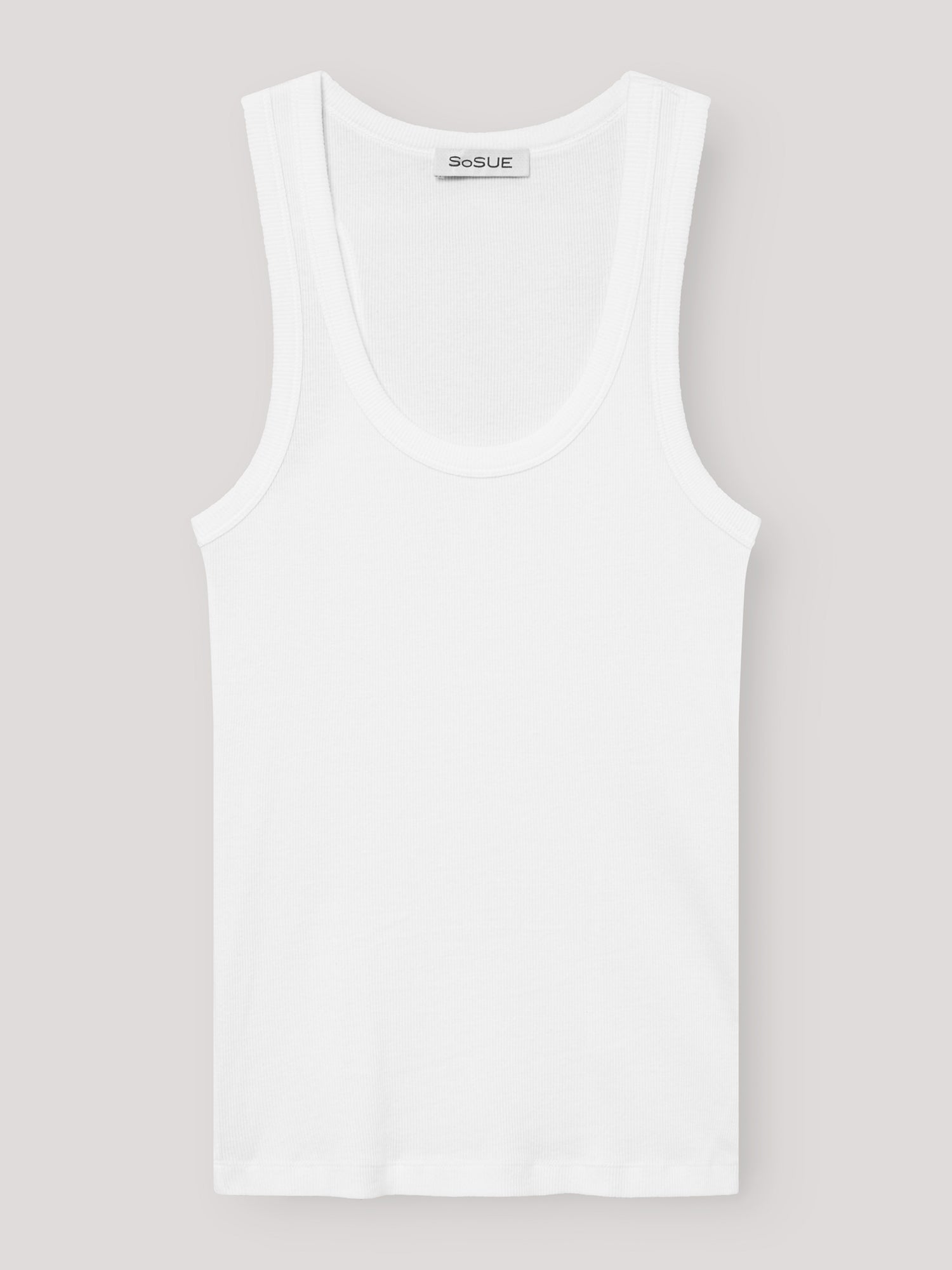 Ein schlichtes weißes Tank Top Rip White mit Rundhalsausschnitt wird flach vor einem hellgrauen Hintergrund präsentiert. Auf dem Etikett im Nacken steht SoSUE-ideal für Fans von nachhaltiger Mode Damen.