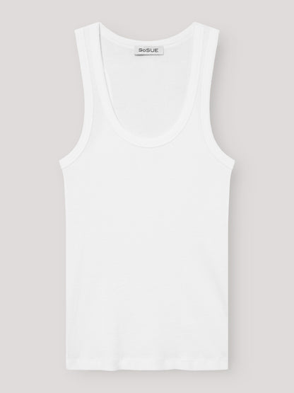Ein schlichtes weißes Tank Top Rip White mit Rundhalsausschnitt wird flach vor einem hellgrauen Hintergrund präsentiert. Auf dem Etikett im Nacken steht SoSUE-ideal für Fans von nachhaltiger Mode Damen.