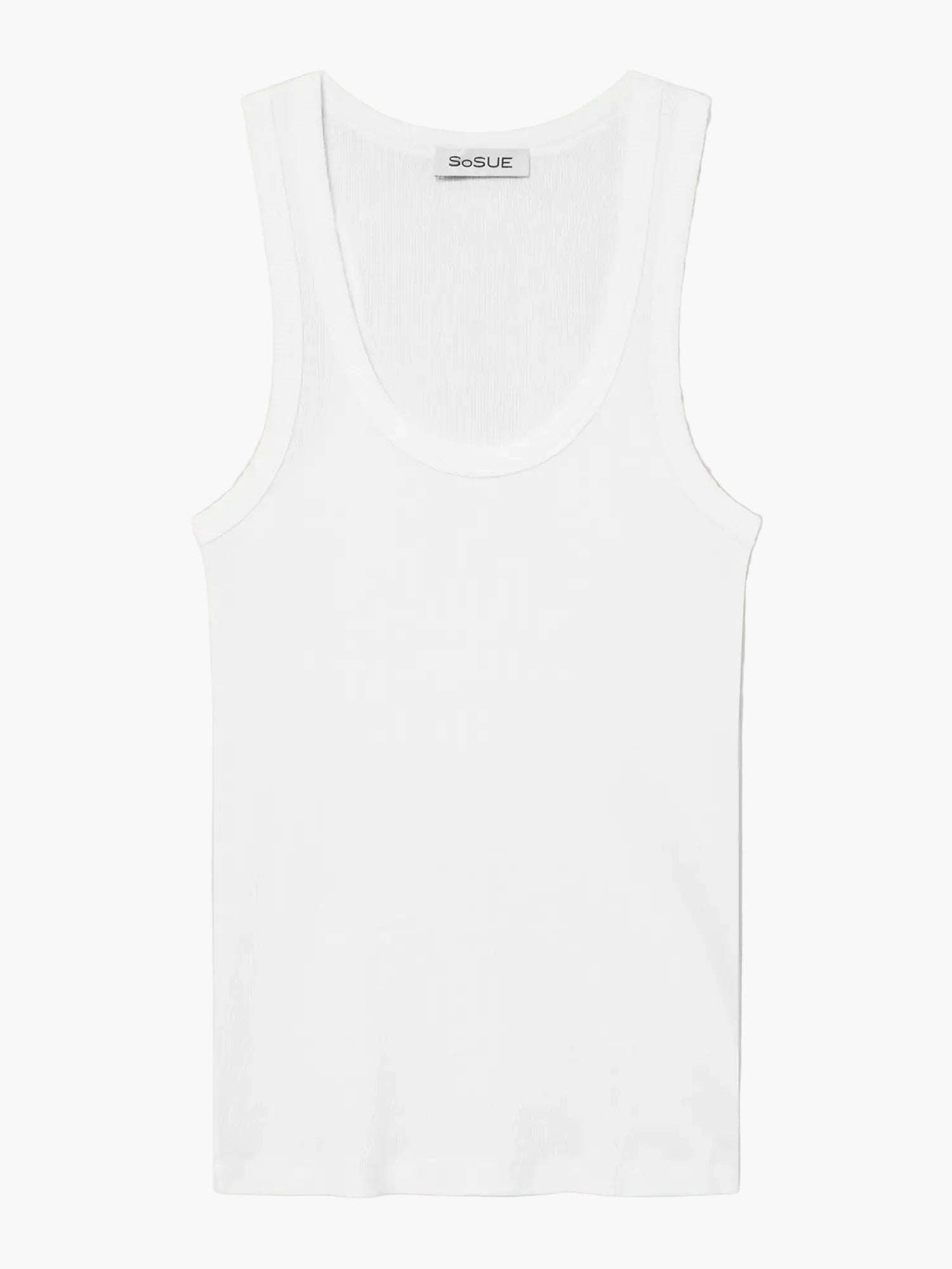 Das Tank Top White ist ein schlichtes, weißes, geripptes Damen-Tank mit Rundhalsausschnitt, hergestellt aus weichem Micromodal. Das Etikett am Innenkragen ist weiß und trägt die Aufschrift soSUE.