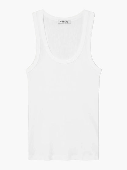 Ein schlichtes, weißes, ärmelloses Tanktop, das „Tank Top Weiss Baumwolle“, liegt flach auf einem weißen Hintergrund. Dieses Modell verfügt über einen Rundhalsausschnitt und ein schlichtes, klassisches Design und ist aus weicher Baumwolle gefertigt, die für höchsten Tragekomfort sorgt.