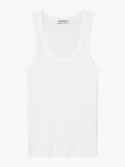 Das Tank Top White ist ein schlichtes, weißes, geripptes Damen-Tank mit Rundhalsausschnitt, hergestellt aus weichem Micromodal. Das Etikett am Innenkragen ist weiß und trägt die Aufschrift soSUE.