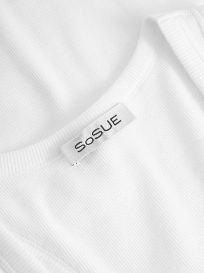 Nahaufnahme des Tank Top Rip White, ein weißes geripptes Damen-Tank-Top aus Baumwolle mit eingenähtem "SoSUE"-Schild, das für nachhaltige Damenmode steht.