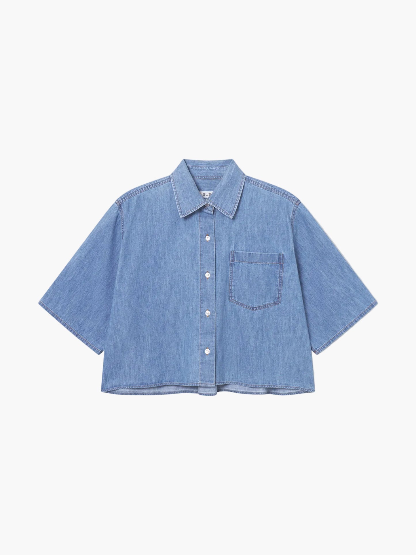 Die Bluse Short Sleeve Denim ist ein hellblaues, kurzärmeliges Denim-Top mit Brusttasche und klassischem Kragen, perfekt als Damenbluse Blau. Diese kurz geschnittene Jeansbluse hebt sich auf einem schlichten weißen Hintergrund ab und sorgt für einen frischen, modernen Stil.