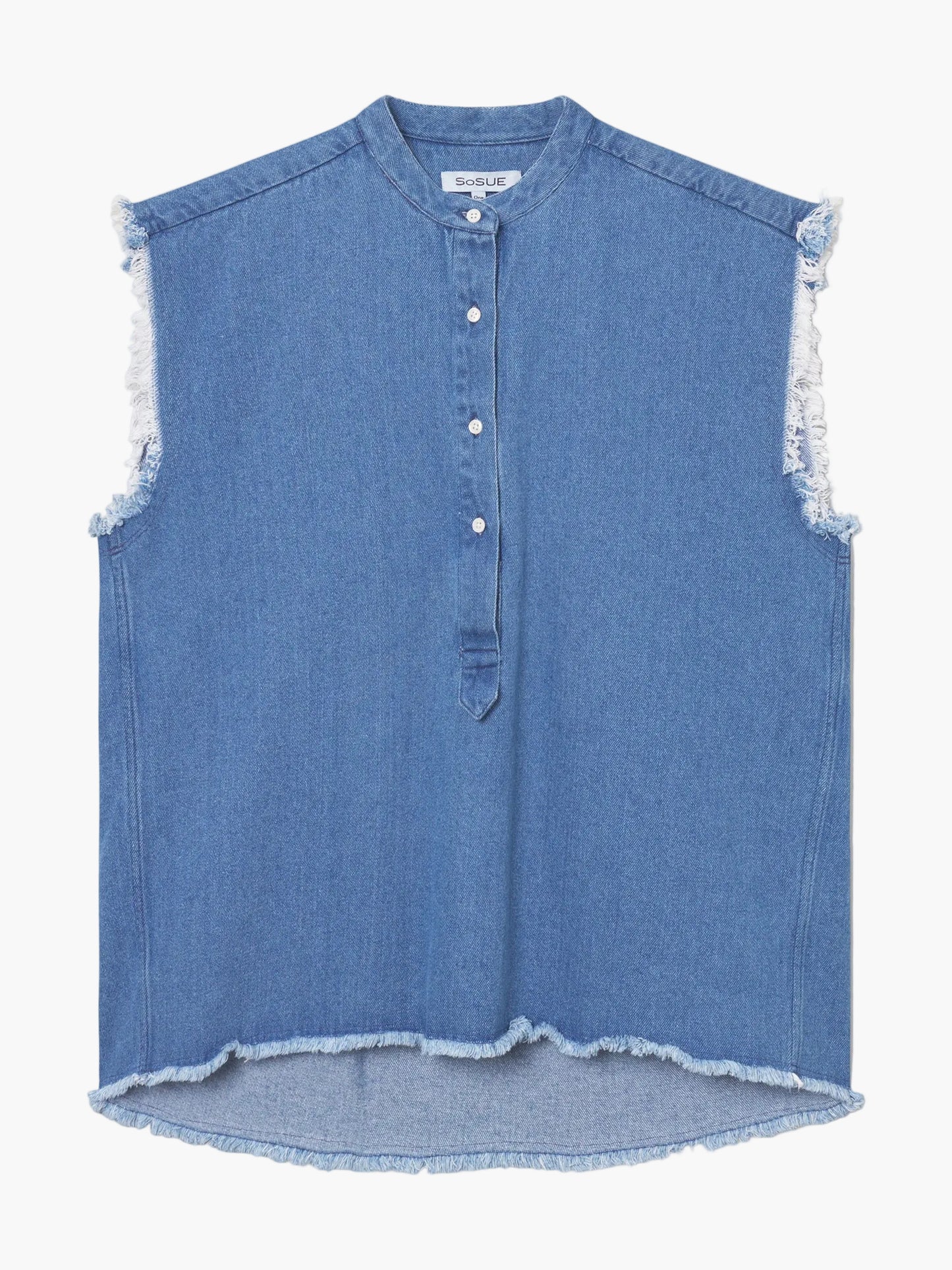 Die Barcelona Denim Vol 2 ist eine ärmellose blaue Baumwollbluse mit ausgefransten Kanten, kurzem Stehkragen, teilweiser Knopfleiste und abgerundetem Saum - ideal als Sommerbluse Damen oder schicke Barcelona Bluse.