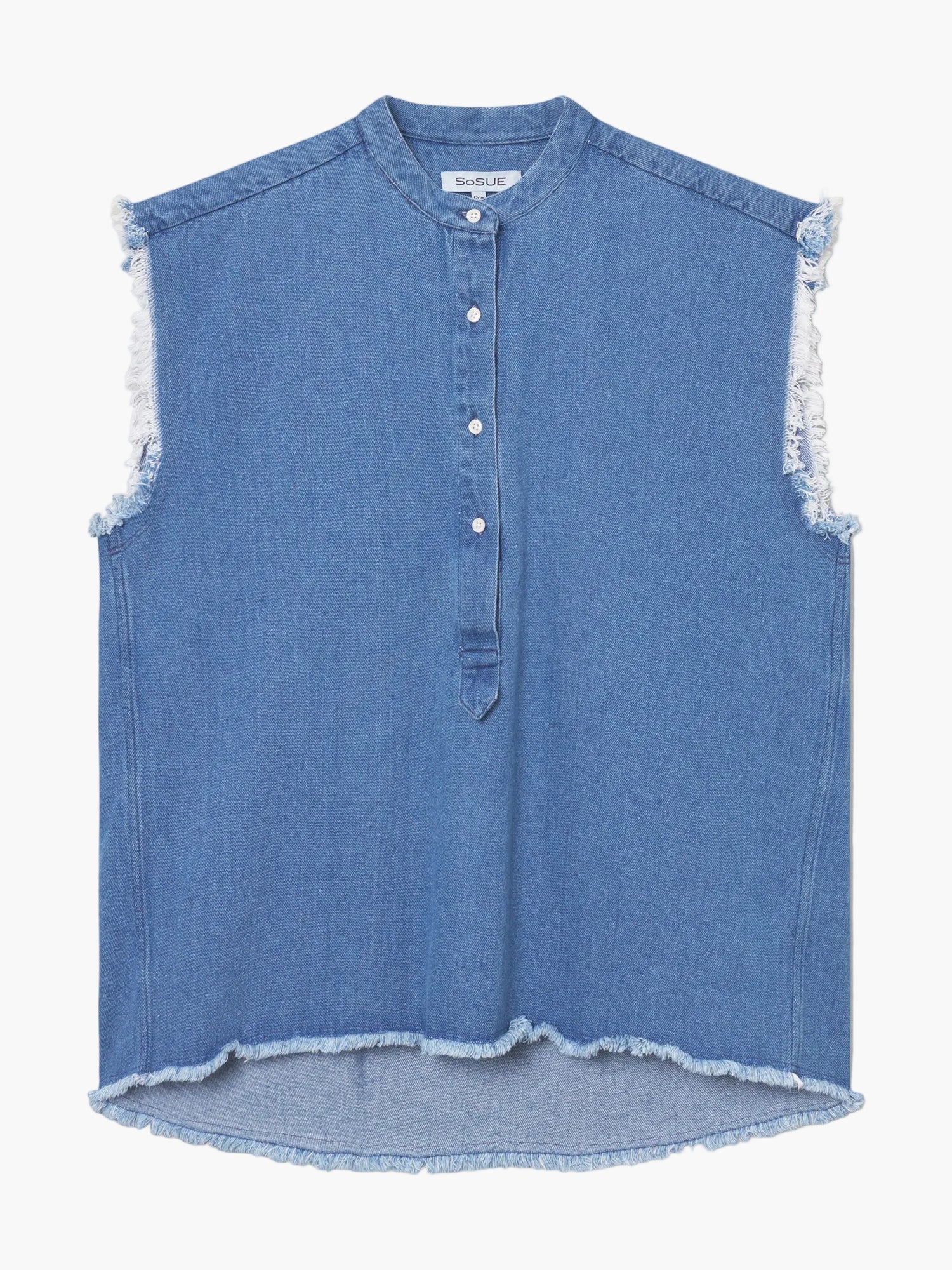 Die Barcelona Denim Vol 2 ist eine ärmellose blaue Baumwollbluse mit ausgefransten Kanten, kurzem Stehkragen, teilweiser Knopfleiste und abgerundetem Saum - ideal als Sommerbluse Damen oder schicke Barcelona Bluse.
