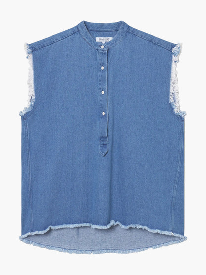 Die Barcelona Denim Vol 2 ist eine ärmellose blaue Baumwollbluse mit ausgefransten Kanten, kurzem Stehkragen, teilweiser Knopfleiste und abgerundetem Saum - ideal als Sommerbluse Damen oder schicke Barcelona Bluse.