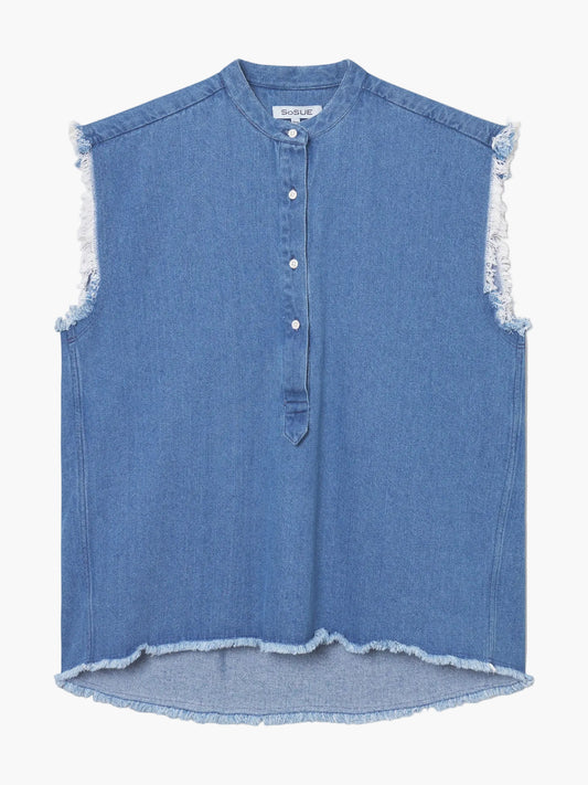 Die Barcelona Denim Vol 2 ist eine ärmellose blaue Baumwollbluse mit ausgefransten Kanten, kurzem Stehkragen, teilweiser Knopfleiste und abgerundetem Saum - ideal als Sommerbluse Damen oder schicke Barcelona Bluse.
