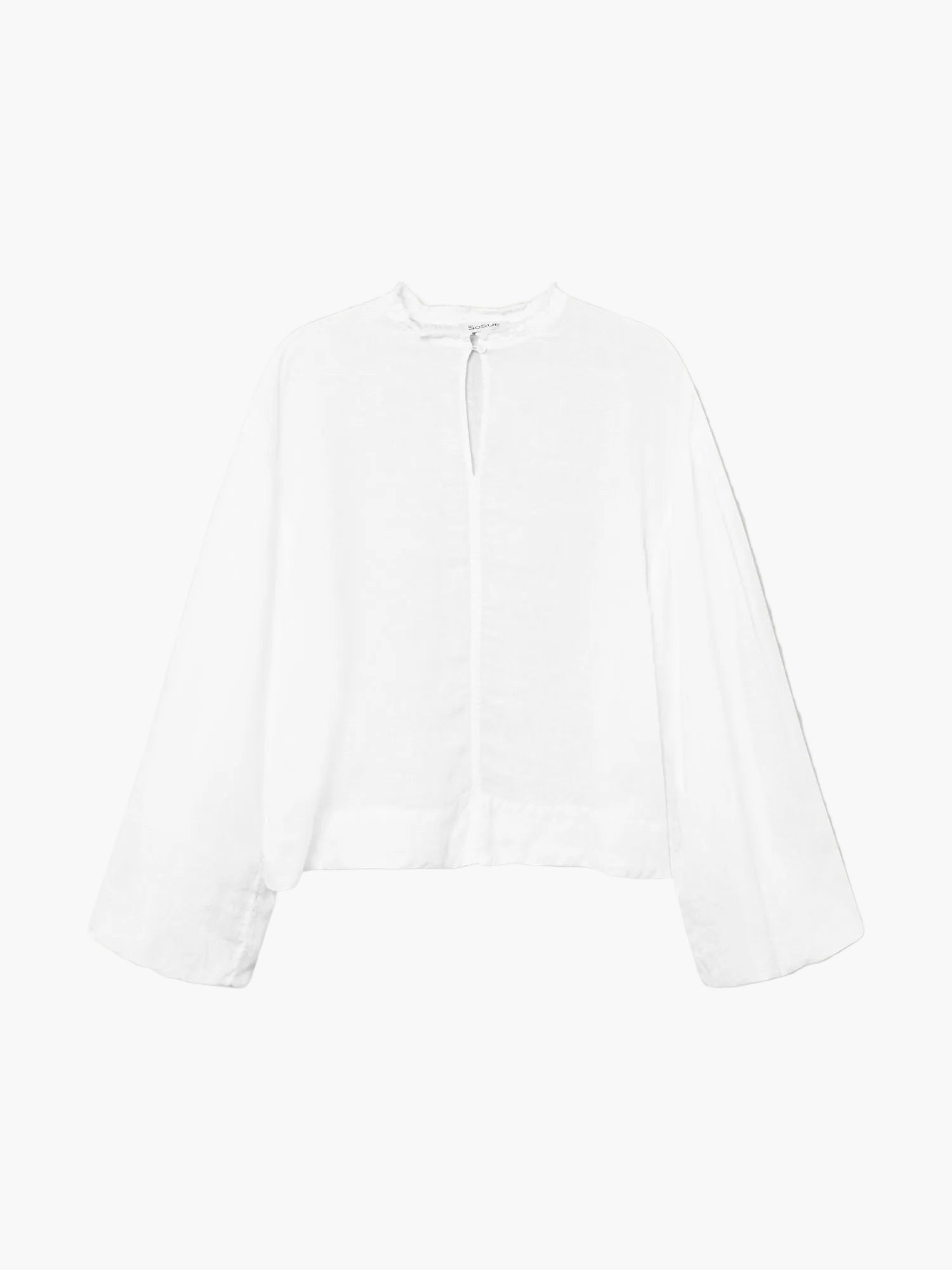 Die Bluse Top Antonia Linen ist eine weiße Leinenbluse mit lockerem, weitem Schnitt, voluminösen Ärmeln sowie Keyhole-Ausschnitt und kleinem Knopfverschluss am Hals.