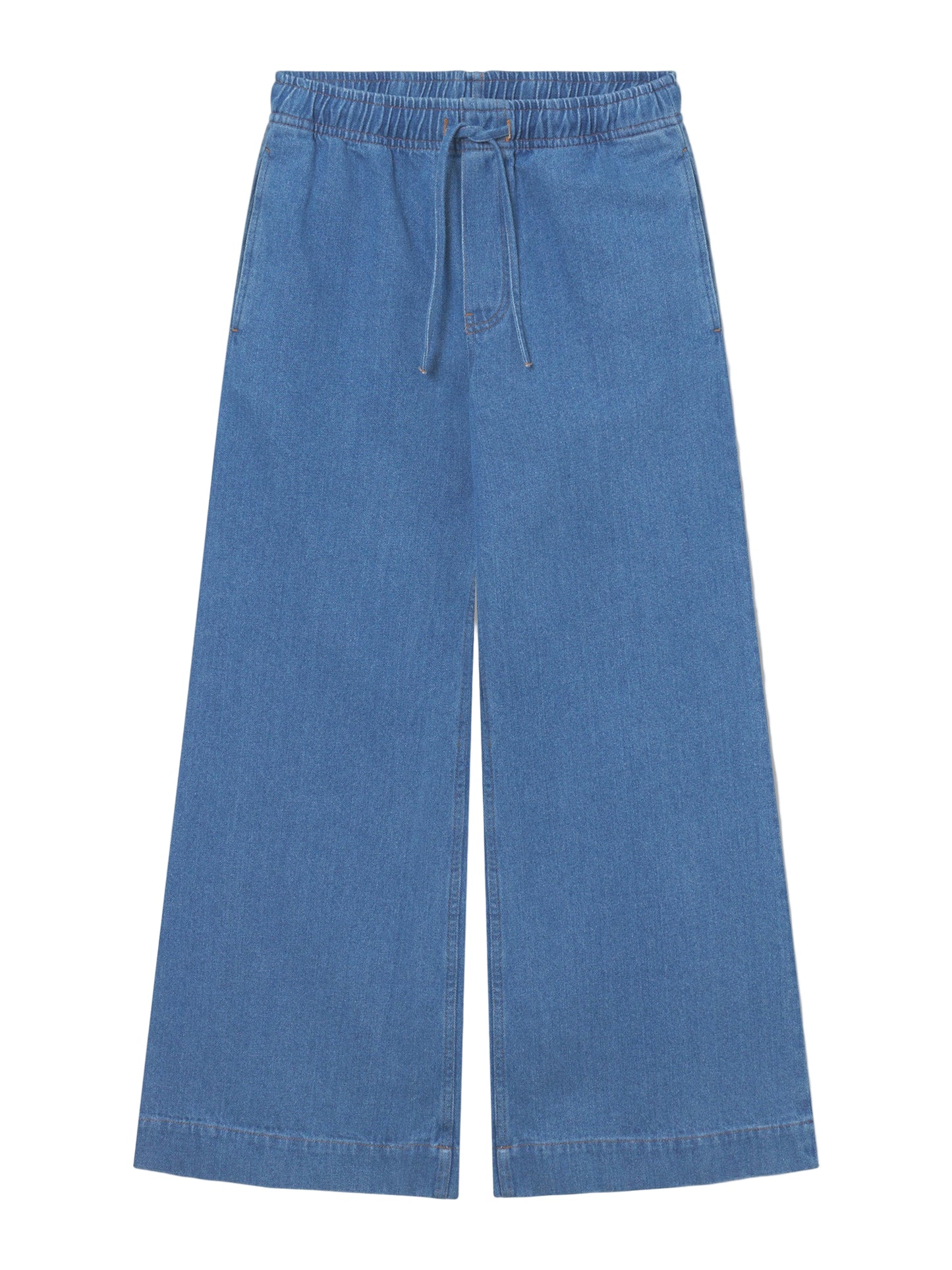 Die Pants Anna Blue hat ein weites Bein, eine lockere Passform mit elastischem Bund, Kordelzug und zwei Seitentaschen. Diese Damenhose aus Denim in Jeansoptik ist flach auf weißem Grund abgebildet.