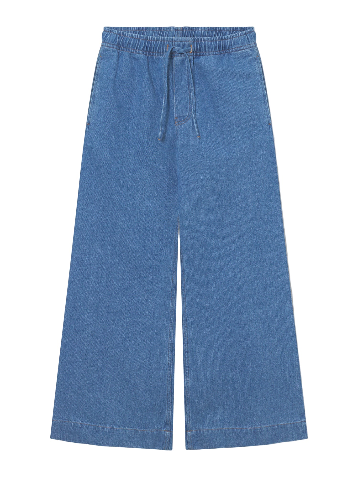 Die Pants Anna Blue hat ein weites Bein, eine lockere Passform mit elastischem Bund, Kordelzug und zwei Seitentaschen. Diese Damenhose aus Denim in Jeansoptik ist flach auf weißem Grund abgebildet.