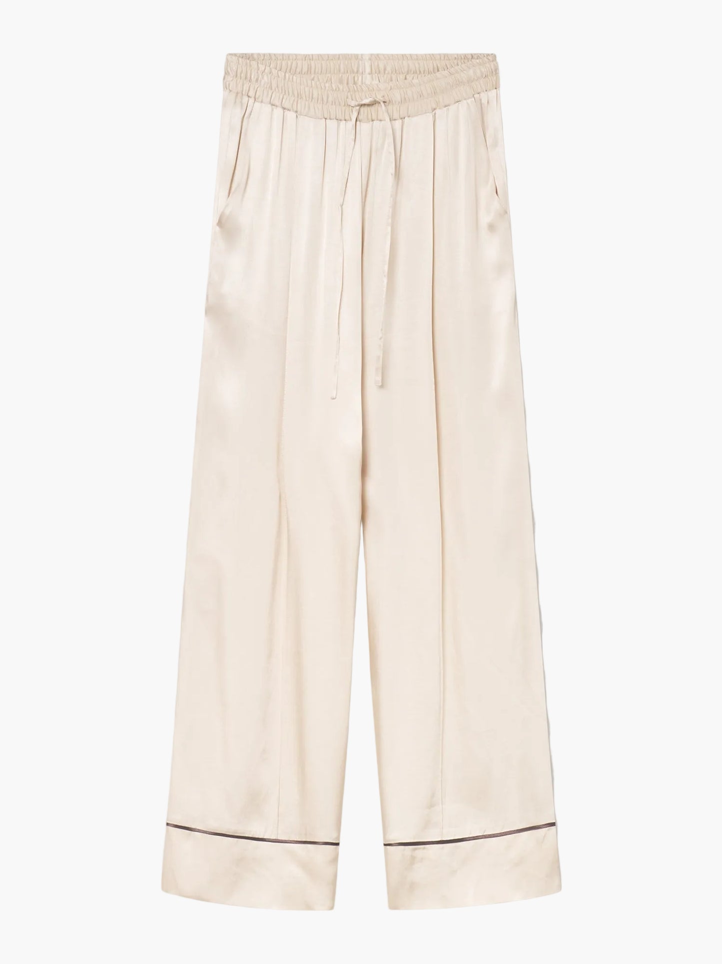 Die Pants PJ ist eine cremefarbene Satin-Pyjamahose mit elastischem Bund, Seitentaschen, weitem Bein und feiner dunkler Paspelierung - die stilvolle und bequeme Wahl für Ihre Nächte.