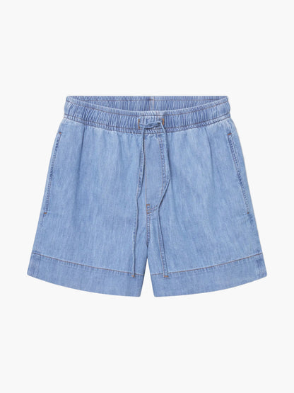 Shorts aus Light Denim mit elastischem Bund, Kordelzug und Seitentaschen, flach auf weißem Hintergrund abgebildet.
