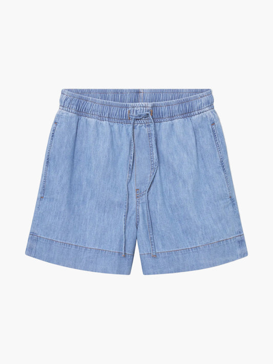 Shorts aus Light Denim mit elastischem Bund, Kordelzug und Seitentaschen, flach auf weißem Hintergrund abgebildet.
