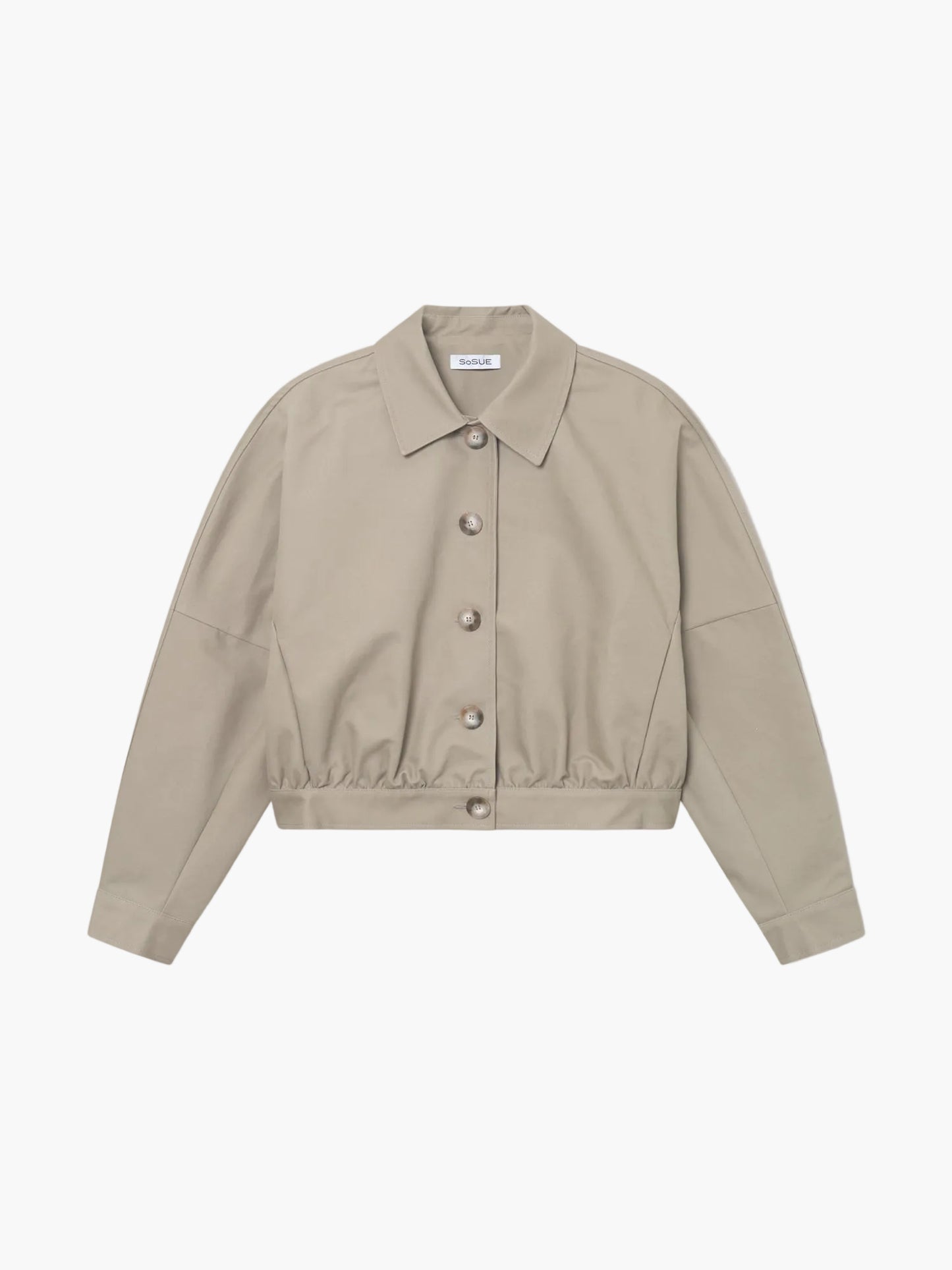 Ein beigefarbener, langärmeliger Trench-Bomber mit Kragen und elastischem Saum wird auf weißem Grund gezeigt. Sein minimalistisches Design macht ihn ideal für nachhaltige Mode Damen, die stilvolle Schlichtheit suchen.