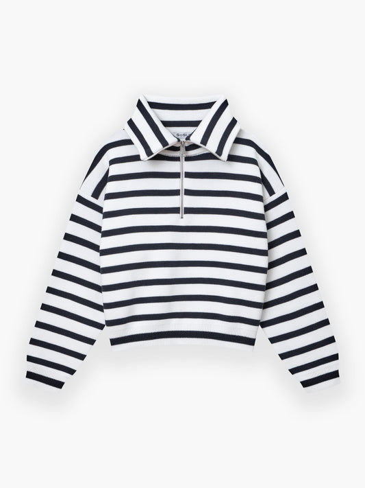 Der Pullover Zipper Sailor ist schwarz-weiß gestreift, hat einen breiten Kragen und einen halben Reißverschluss vorne. Dieser Damenstrickpullover gestreift hat gerippte Bündchen und Saum für einen taillierten Look, hergestellt aus weicher Feinstrick Biobaumwolle.
