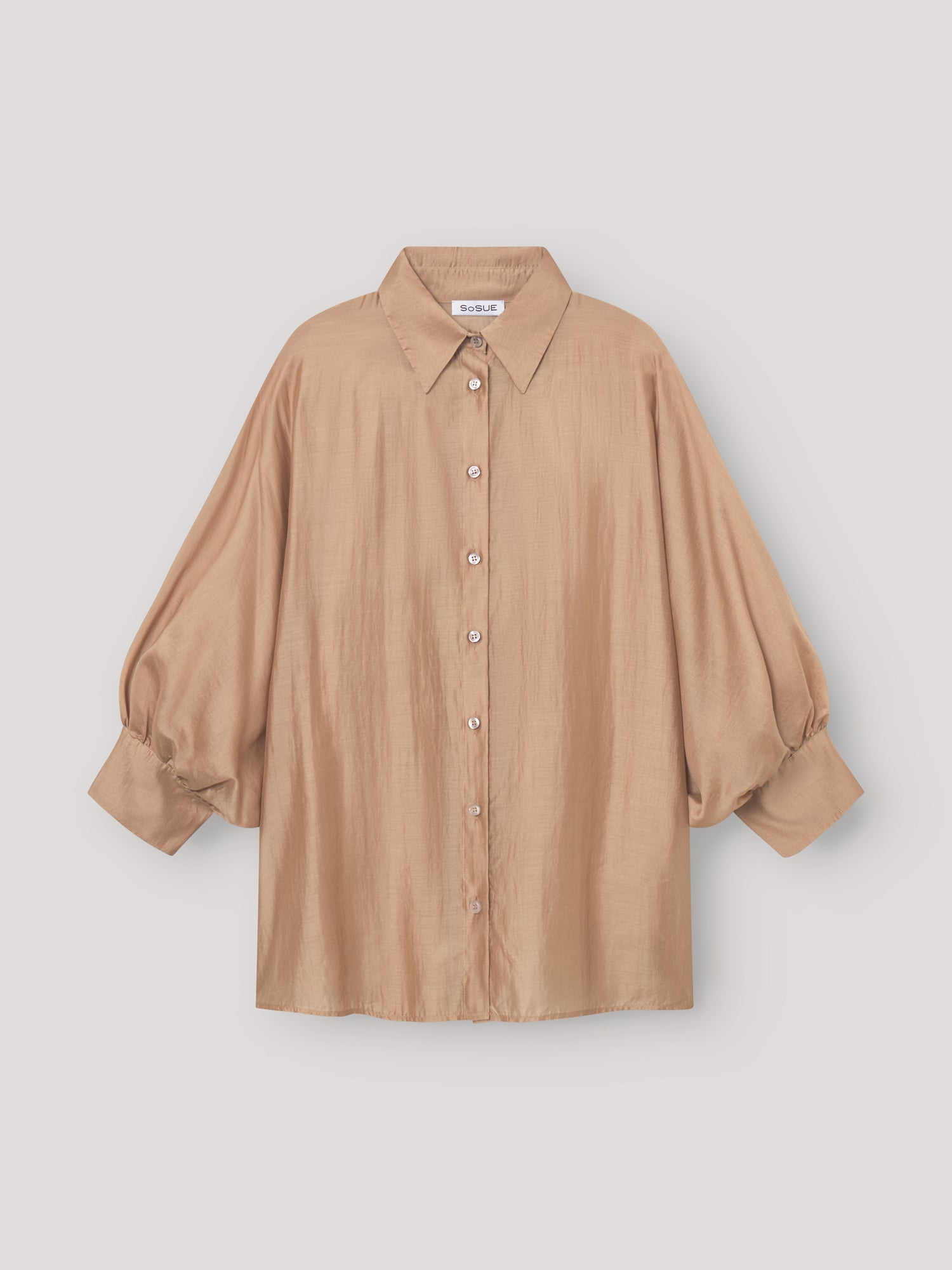 Eine locker sitzende, goldene Bluse Antonia mit kurzen Ärmeln und Knöpfen auf der Vorderseite, die sich perfekt als Sommerbluse eignet und vor einem schlichten weißen Hintergrund präsentiert wird.