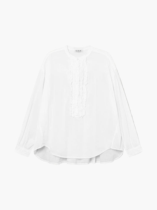 Die Bluse Bruna White hat lange Ärmel, einen Rundhalsausschnitt, eine lockere Passform und Rüschen auf der Vorderseite. Sie ist auf einem schlichten weißen Hintergrund zu sehen.