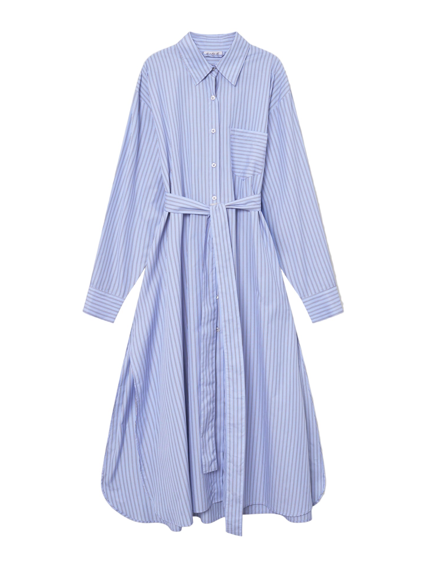 Das Kleid Scandi ist ein blau-grau gestreiftes Damenkleid mit langen Ärmeln, Kragen, Knöpfen vorne, Brusttasche, Taillengürtel und einem ausgestellten Midirock. Es wird vor einem schlichten hellen Hintergrund gezeigt.