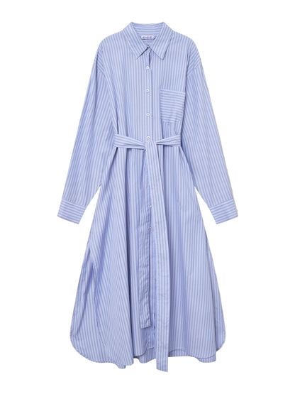 Das Kleid Scandi ist ein blau-grau gestreiftes Damenkleid mit langen Ärmeln, Kragen, Knöpfen vorne, Brusttasche, Taillengürtel und einem ausgestellten Midirock. Es wird vor einem schlichten hellen Hintergrund gezeigt.