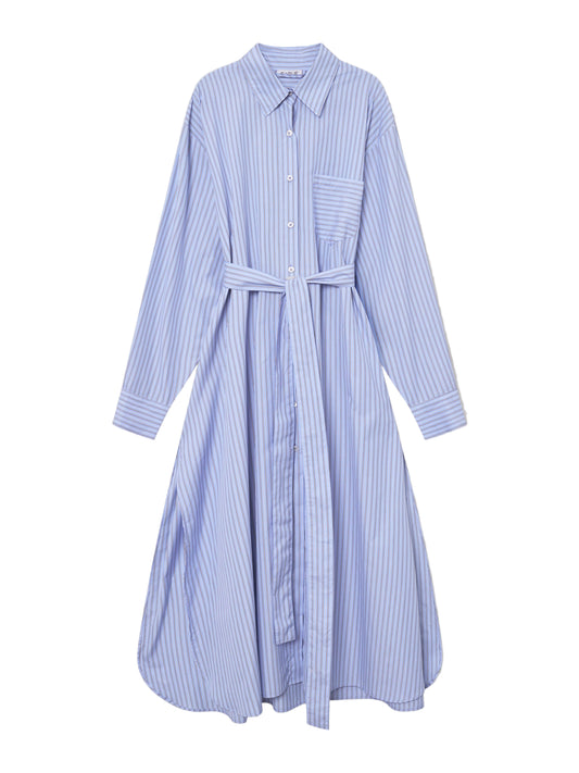 Das Kleid Scandi ist ein blau-grau gestreiftes Damenkleid mit langen Ärmeln, Kragen, Knöpfen vorne, Brusttasche, Taillengürtel und einem ausgestellten Midirock. Es wird vor einem schlichten hellen Hintergrund gezeigt.