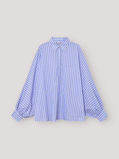 Die Oversized Damenbluse Polo Antonia stripes blue mit blau-weißen Streifen, klassischem Kragen und gerafften Manschettenärmeln präsentiert sich im schlichten Polo Stripes-Stil.