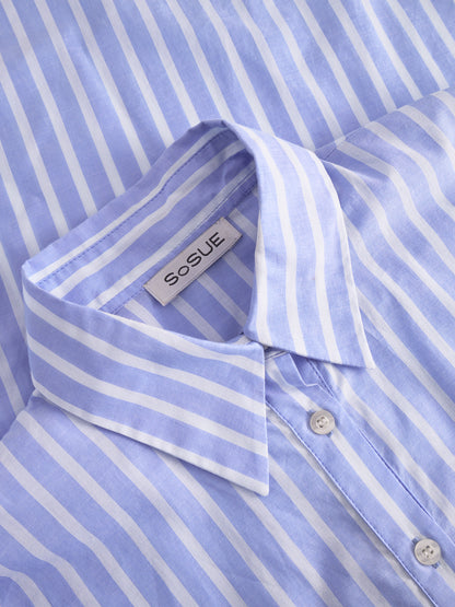 Eine Nahaufnahme des Polo Antonia stripes blue zeigt das blau-weiß gestreifte Design, den knackigen Stoff, den Button-up-Kragen und das Innenetikett mit der Aufschrift SOSUE. Die saubere Anordnung des Hemdes verleiht ihm einen stilvollen Look.