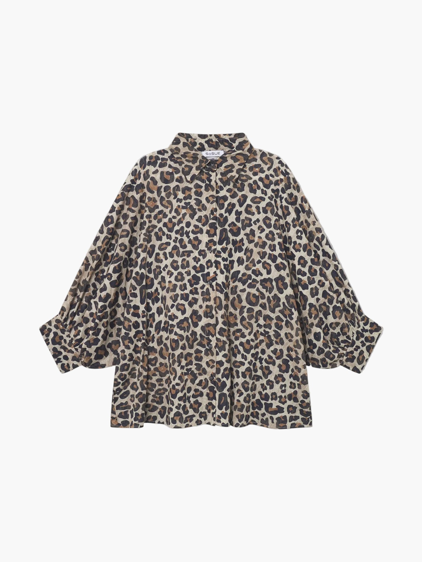 Das Bluse Antonia Short Sleeve Leo hat einen auffälligen Leoparden-Tierprint, kurze Ärmel und einen gespreizten Kragen auf einem einfarbig weißen Hintergrund.