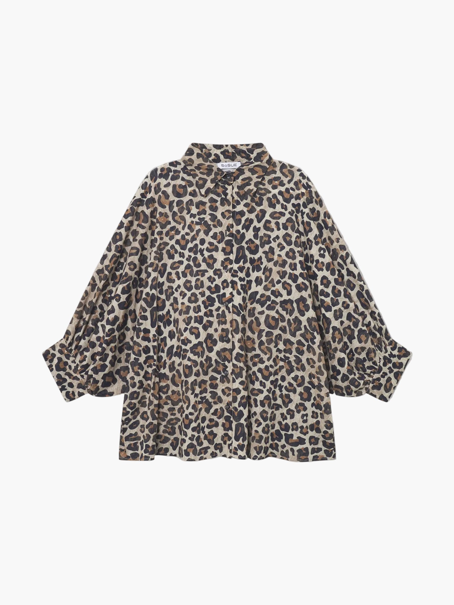 Das Bluse Antonia Short Sleeve Leo hat einen auffälligen Leoparden-Tierprint, kurze Ärmel und einen gespreizten Kragen auf einem einfarbig weißen Hintergrund.