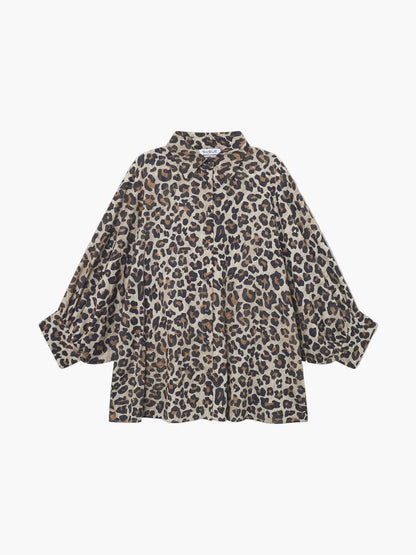 Das Bluse Antonia Short Sleeve Leo hat einen auffälligen Leoparden-Tierprint, kurze Ärmel und einen gespreizten Kragen auf einem einfarbig weißen Hintergrund.