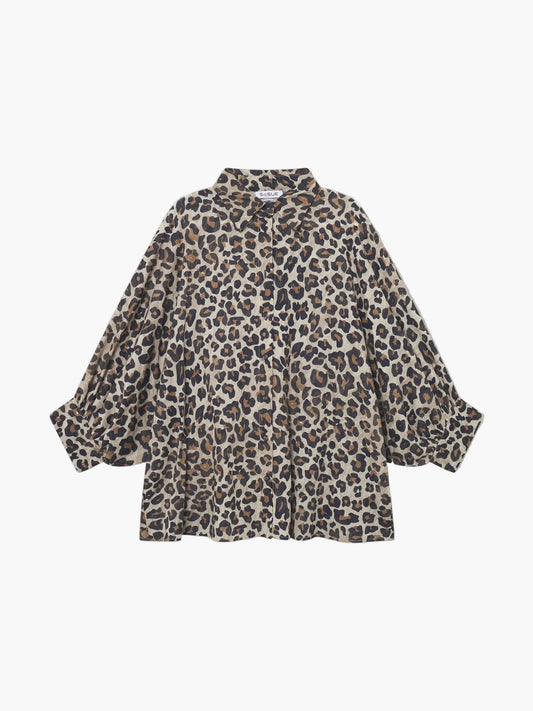 Das Bluse Antonia Short Sleeve Leo hat einen auffälligen Leoparden-Tierprint, kurze Ärmel und einen gespreizten Kragen auf einem einfarbig weißen Hintergrund.