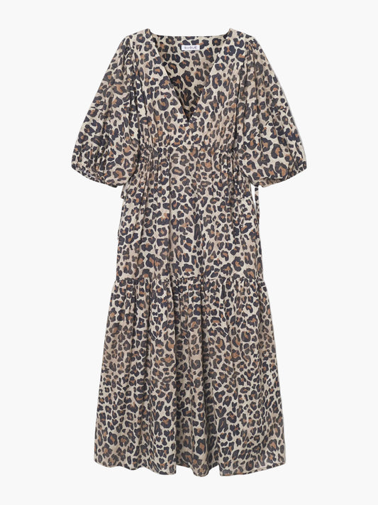 Das Kleid Fleur Leo ist ein stilvolles Maxikleid mit einem auffälligen Leo-Print, kurzen Puffärmeln, einem V-Ausschnitt, einer taillierten Passform und einem gestuften, fließenden Rockteil.