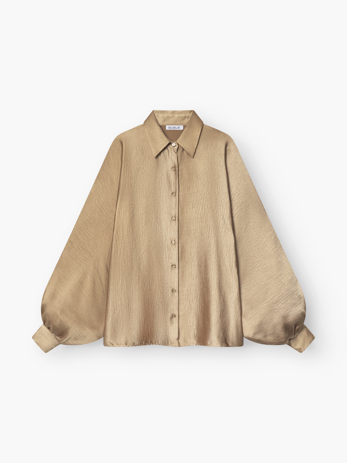 Eine glänzend beigefarbene Bluse Antonia mit Kragen und langen, weiten Ballonärmeln auf weißem Grund - perfekt als elegante Oversized-Bluse für Damen.