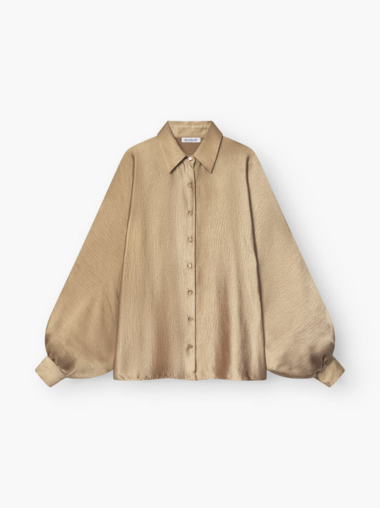 Eine glänzend beigefarbene Bluse Antonia mit Kragen und langen, weiten Ballonärmeln auf weißem Grund - perfekt als elegante Oversized-Bluse für Damen.