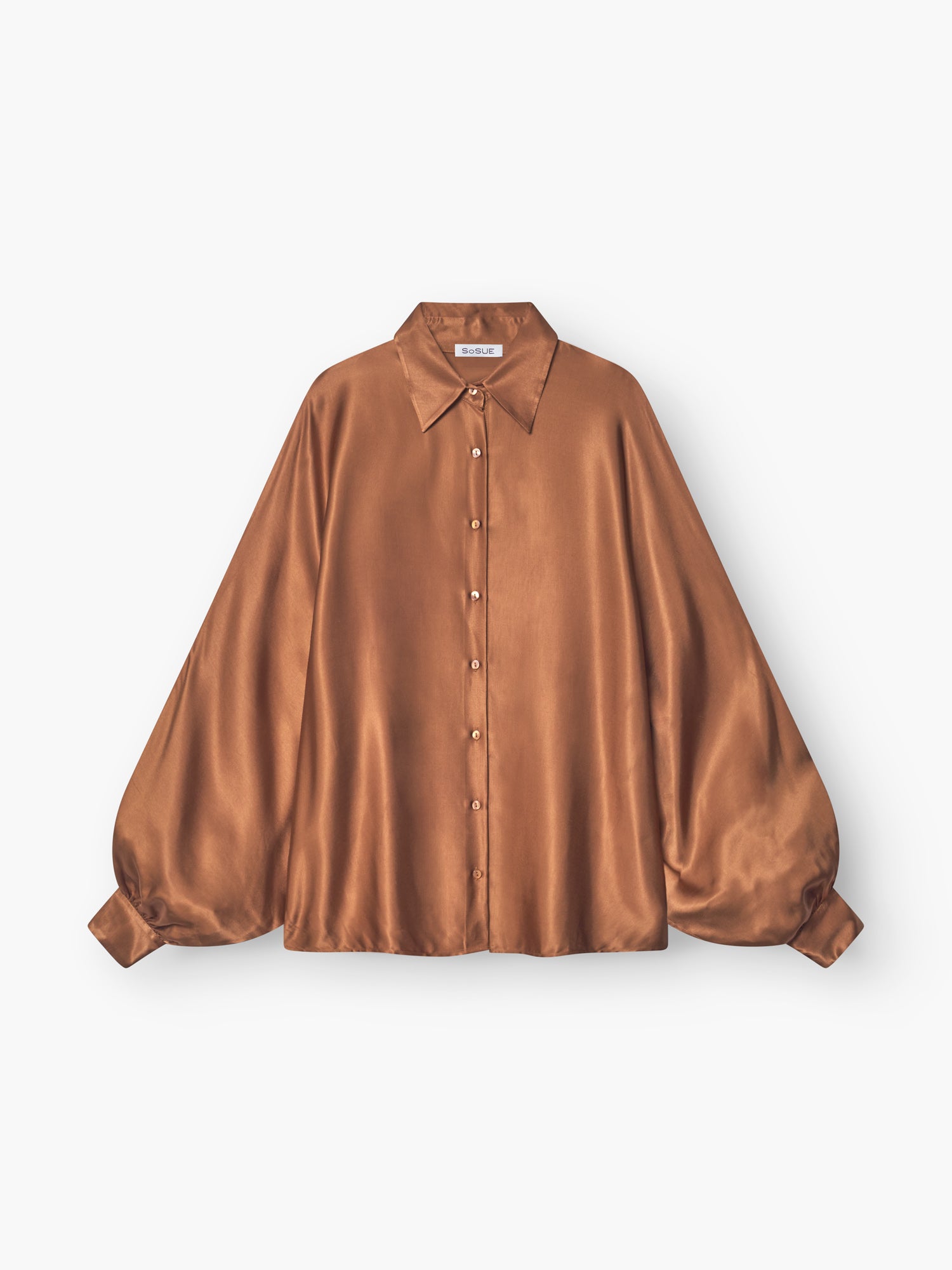 Die Bluse Antonia Shiny Brown ist eine seidige, langärmelige Bluse mit spitzem Kragen, geknöpfter Vorderseite und weiten, gerafften Ärmeln im satinbraunen Damen-Stil, abgebildet auf weißem Hintergrund.