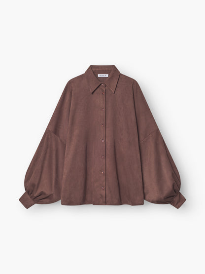 Das Bluse Antonia Vegan Leather Brown hat einen spitzen Kragen, eine geknöpfte Vorderseite und voluminöse Puffärmel aus braunem veganem Leder, die auf einem schlichten weißen Hintergrund erscheinen.