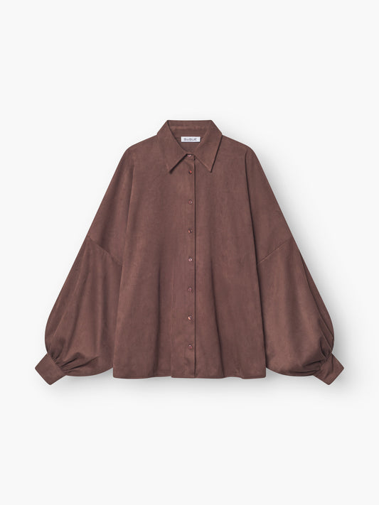 Das Bluse Antonia Vegan Leather Brown hat einen spitzen Kragen, eine geknöpfte Vorderseite und voluminöse Puffärmel aus braunem veganem Leder, die auf einem schlichten weißen Hintergrund erscheinen.