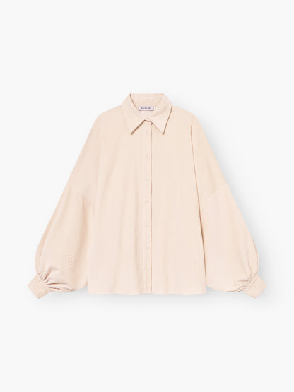 Die Bluse Antonia Corduroy OFW ist eine cremefarbene, übergroße Cordbluse mit geknöpfter Vorderseite, Halsausschnitt und auffälligen Ballonärmeln, die auf weißem Hintergrund gezeigt wird.