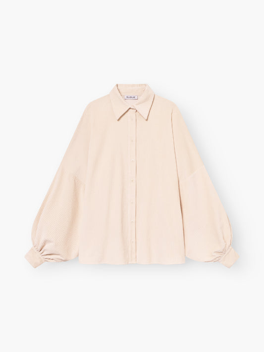 Die Bluse Antonia Corduroy OFW ist eine cremefarbene, übergroße Cordbluse mit geknöpfter Vorderseite, Halsausschnitt und auffälligen Ballonärmeln, die auf weißem Hintergrund gezeigt wird.