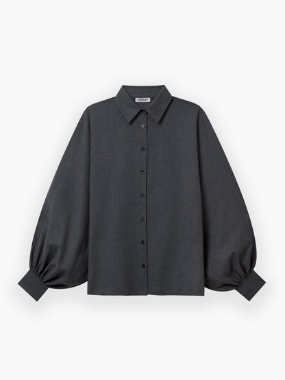 Ein Bluse Antonia Flanell Anthra in Dunkelgrau mit klassischem Kragen, geknöpfter Vorderseite und langen Ballonärmeln mit breiten Manschetten, abgebildet auf weißem Hintergrund.