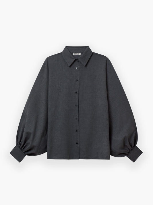 Ein Bluse Antonia Flanell Anthra in Dunkelgrau mit klassischem Kragen, geknöpfter Vorderseite und langen Ballonärmeln mit breiten Manschetten, abgebildet auf weißem Hintergrund.