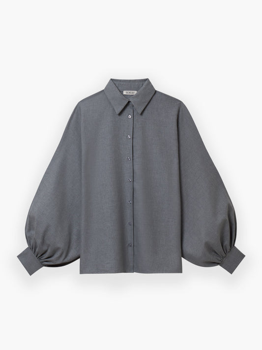 Die Bluse Antonia Slim Flanell Grey: Luxuriöser Flanell in Grau, spitzer Kragen, dramatisch voluminöse lange Ärmel mit breiten Manschetten - stilvoll präsentiert auf weißem Hintergrund.