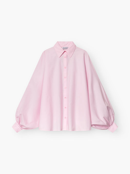 Bluse Antonia Rosa mit klassischem Kragen und langen, voluminösen Ballonärmeln, die an den Manschetten gerafft sind, auf einem schlichten weißen Hintergrund.