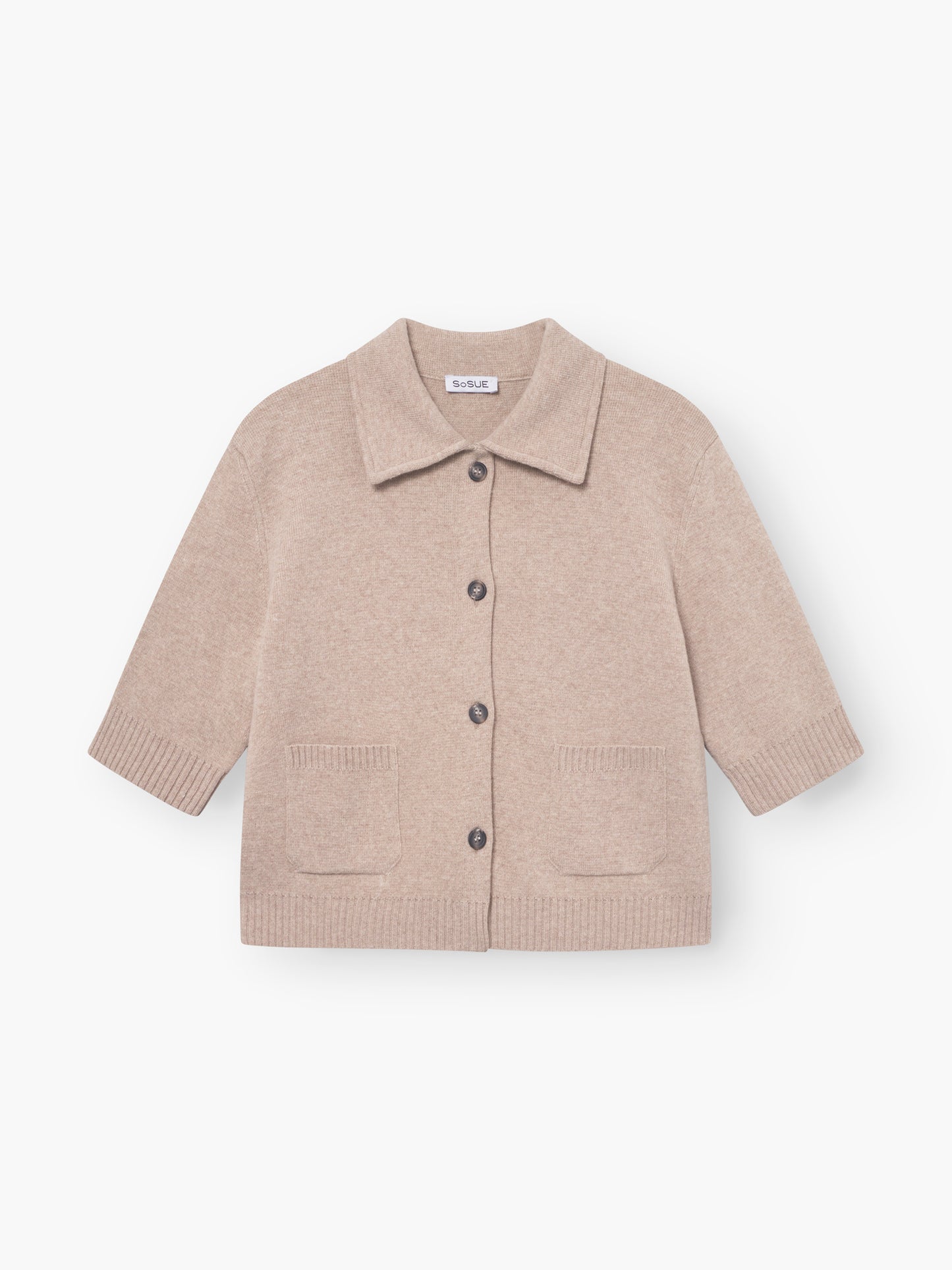 Die Jacke Lilly beige ist eine minimalistische Wolljacke Damen mit Kragen, Knopfleiste, zwei Vordertaschen und gerippten Bündchen und Saum - ideal als Übergangsjacke Damen - auf weißem Grund.