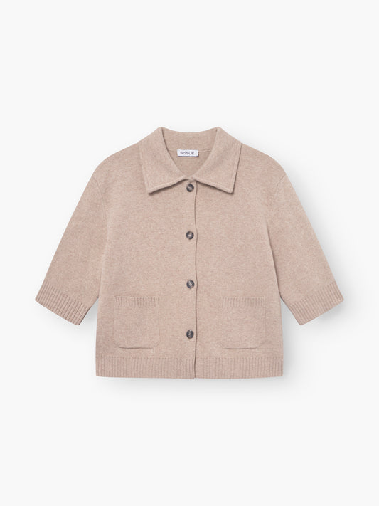 Die Jacke Lilly beige ist eine minimalistische Wolljacke Damen mit Kragen, Knopfleiste, zwei Vordertaschen und gerippten Bündchen und Saum - ideal als Übergangsjacke Damen - auf weißem Grund.