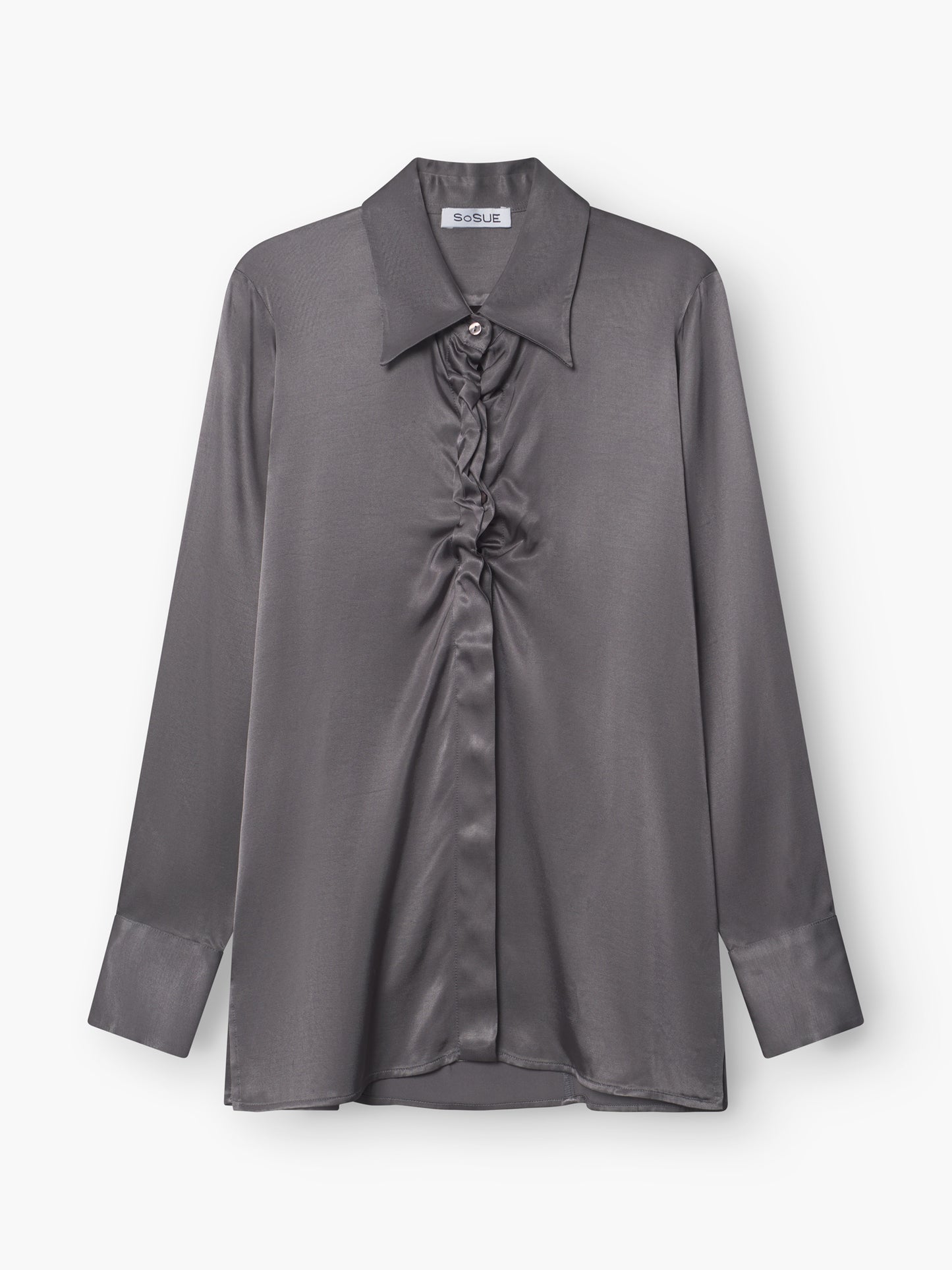 Die Bluse Ella Shiny Grey ist eine graue Satin-Langarmbluse mit spitzem Kragen, mittiger Raffung und geknöpften Manschetten, präsentiert vor weißem Hintergrund.