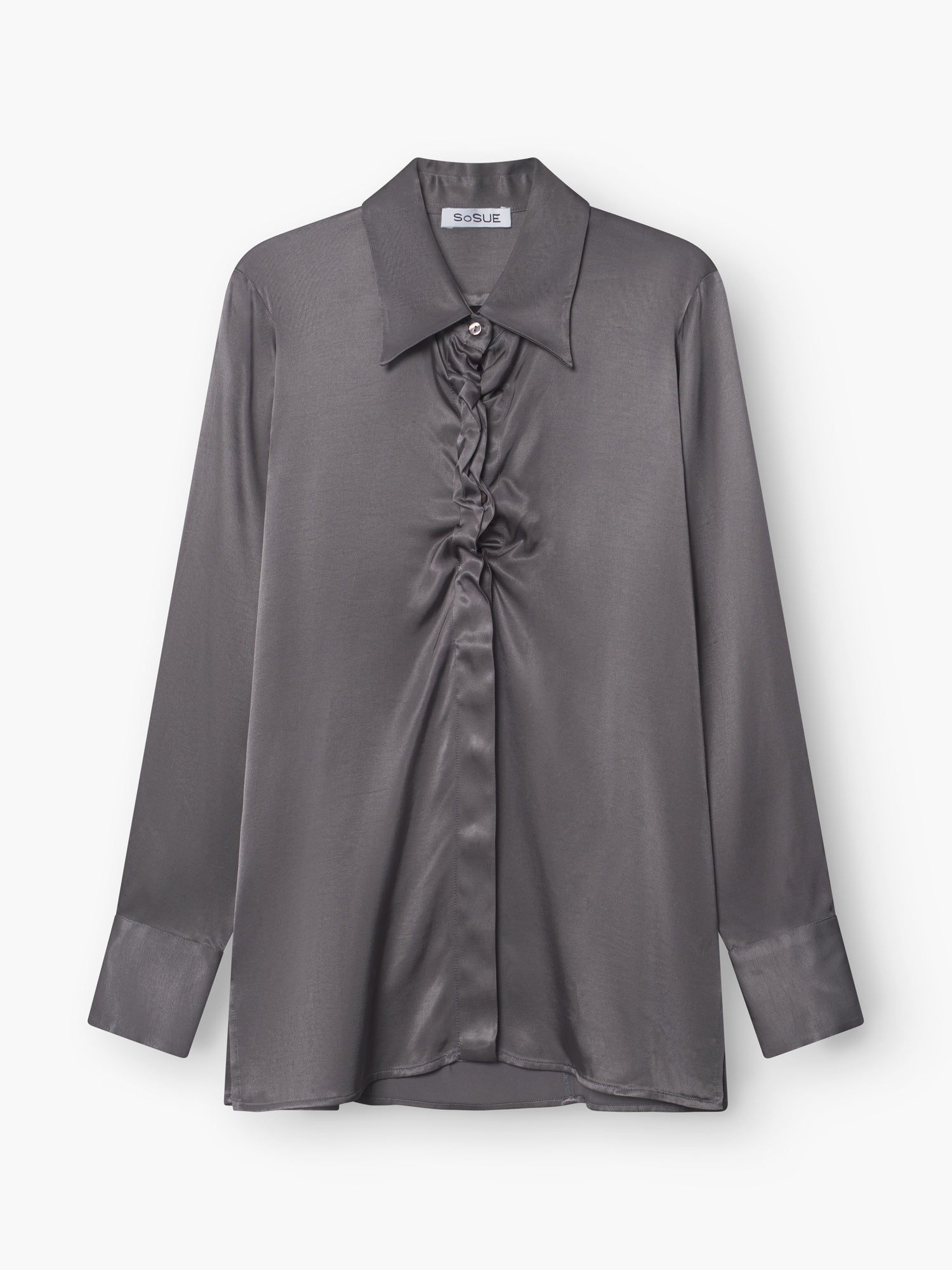 Die Bluse Ella Shiny Grey ist eine graue Satin-Langarmbluse mit spitzem Kragen, mittiger Raffung und geknöpften Manschetten, präsentiert vor weißem Hintergrund.