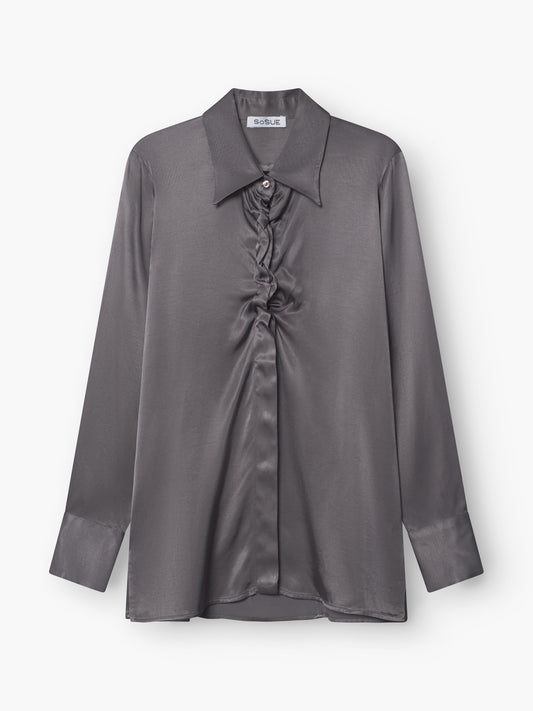 Die Bluse Ella Shiny Grey ist eine graue Satin-Langarmbluse mit spitzem Kragen, mittiger Raffung und geknöpften Manschetten, präsentiert vor weißem Hintergrund.