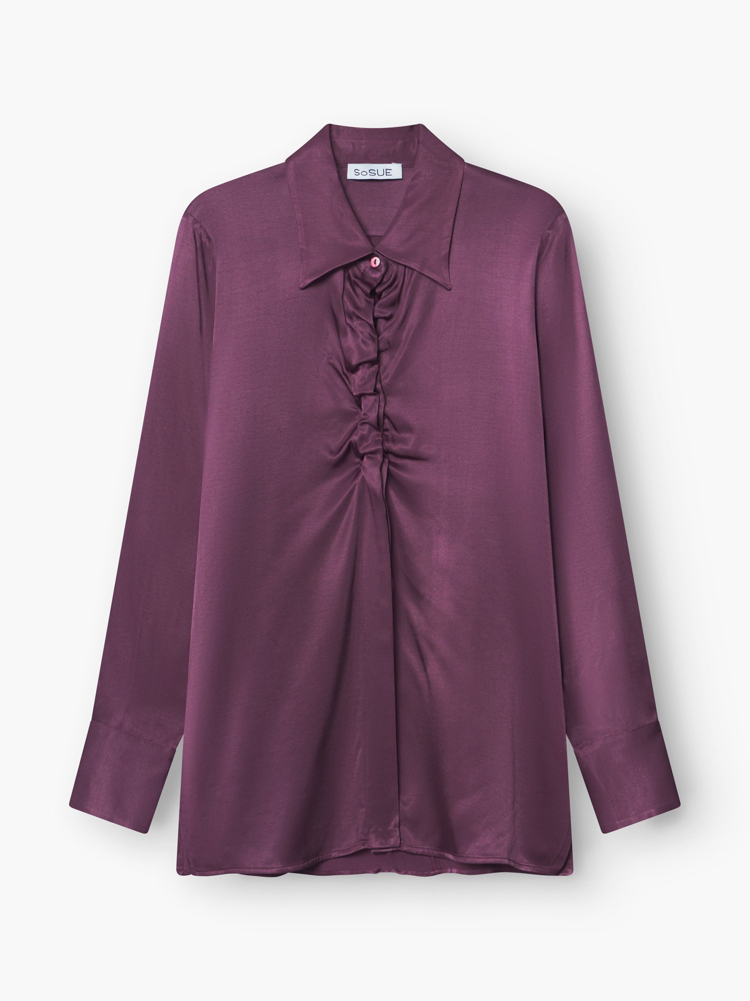 Die Bluse Ella Shiny Purple ist eine langärmelige Satinbluse mit breitem Kragen und gerafften Rüschen in der vorderen Mitte, die auf weißem Hintergrund zu sehen ist.