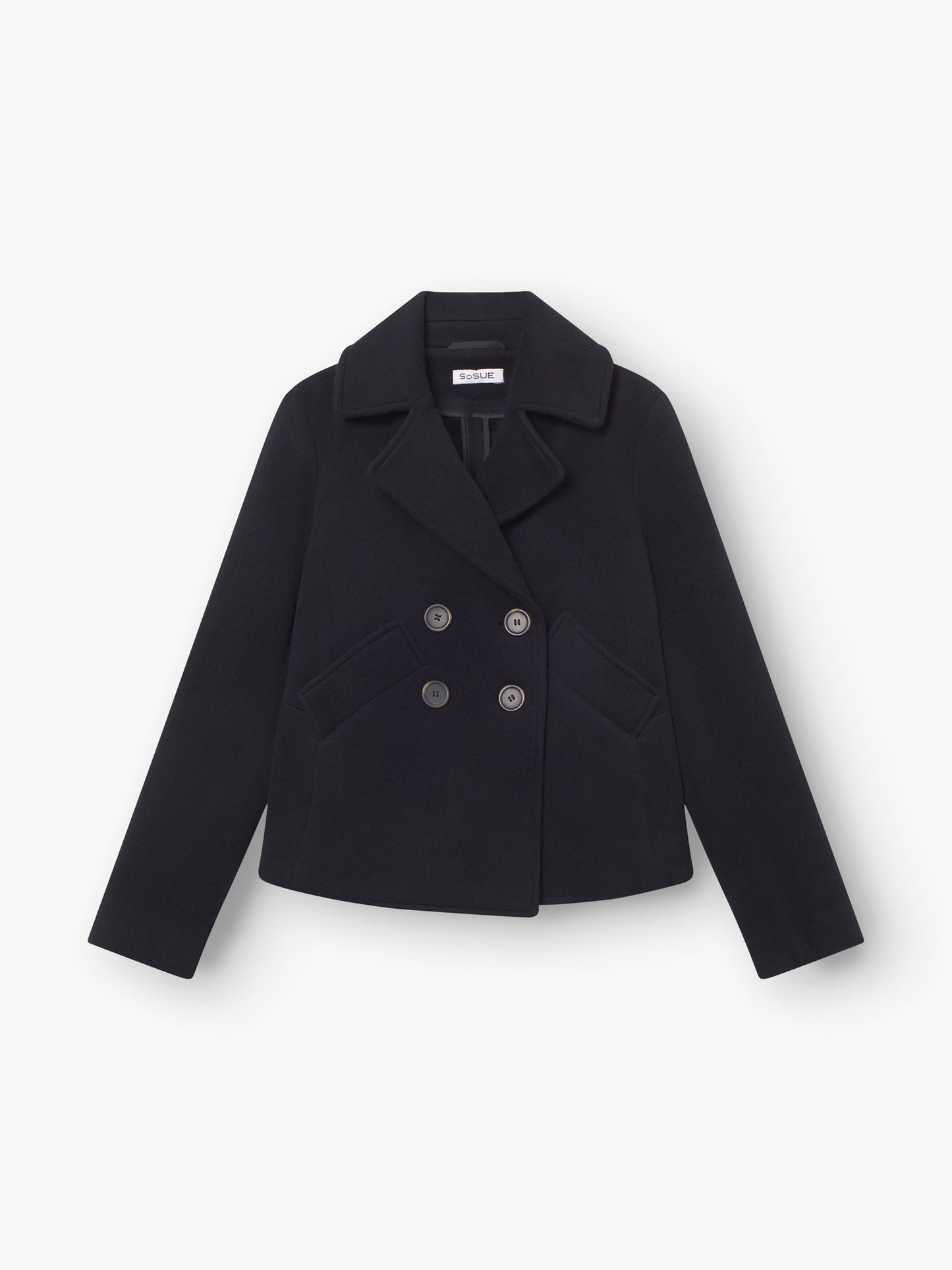 Die Jacke Caban Navy ist eine kurze Damen-Wolljacke im doppelt geknöpften Stil mit breitem Revers, vier großen Knöpfen, zwei schrägen Vordertaschen und langen Ärmeln - präsentiert vor weißem Hintergrund.