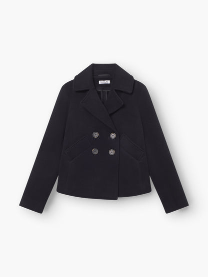 Die Jacke Caban Navy ist eine kurze Damen-Wolljacke im doppelt geknöpften Stil mit breitem Revers, vier großen Knöpfen, zwei schrägen Vordertaschen und langen Ärmeln - präsentiert vor weißem Hintergrund.